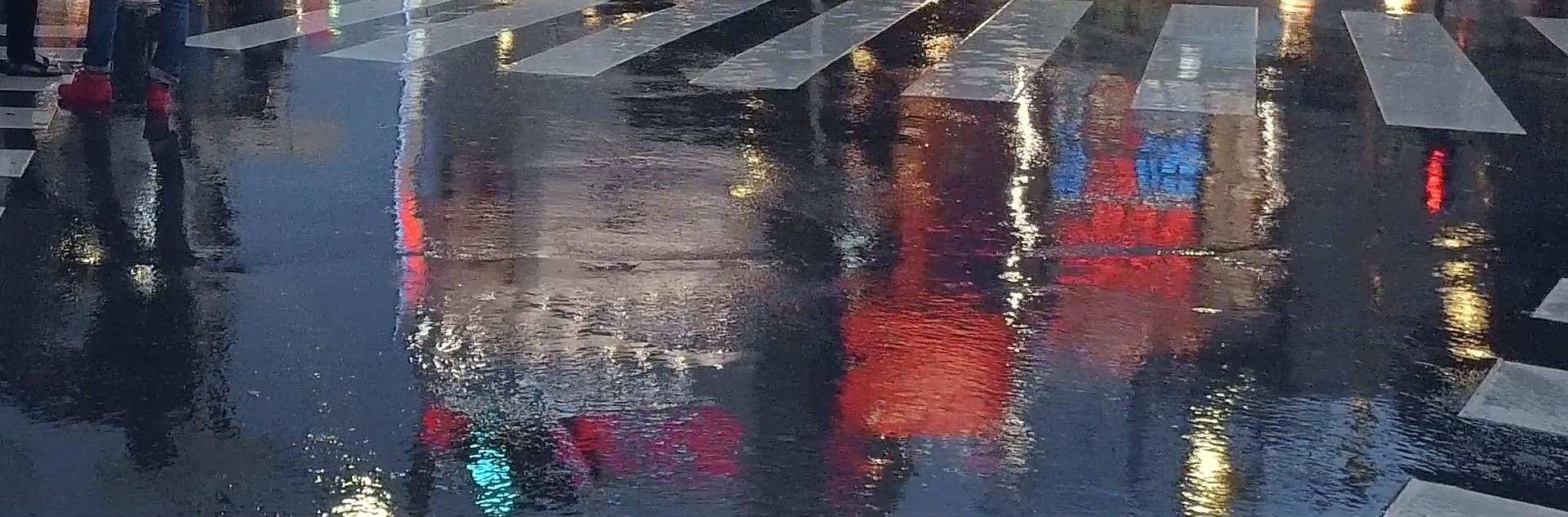 Кадр из ролика TOKYO MOOD, отражение в лужах на асфальте