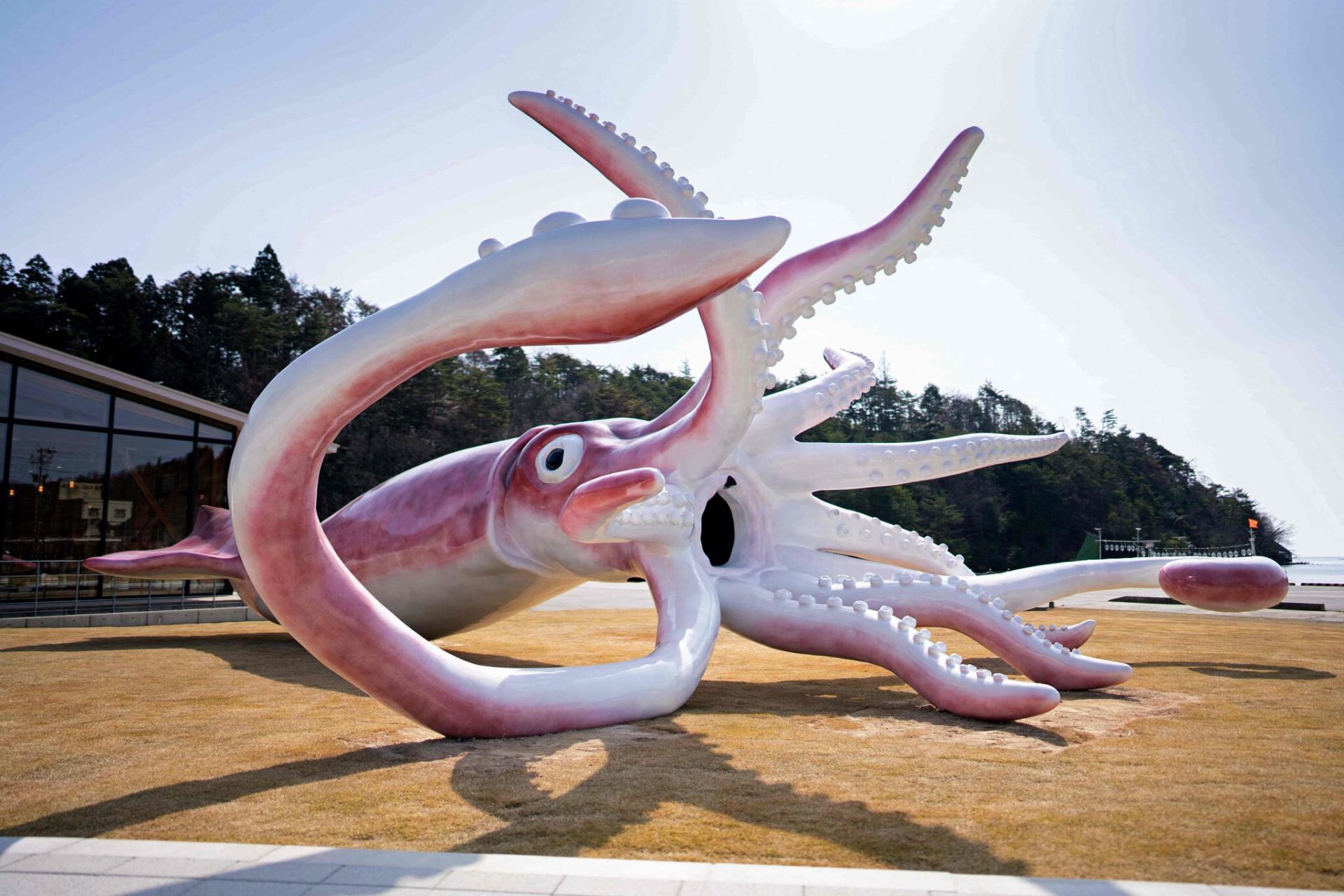 Как мэр японского городка решил поднять престиж местности статуей гигантского кальмара и прославил город на весь мир